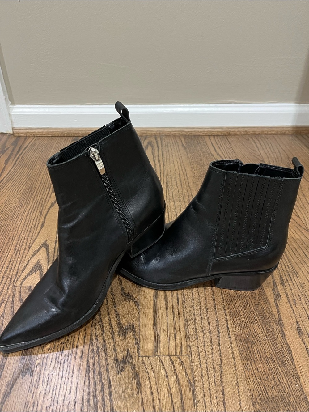 Marc Fisher UNIFYBlack Leather Ankle Booties with Side Zip size 7